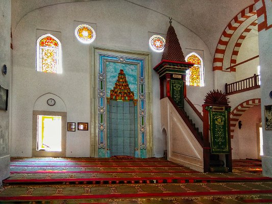 vnitřní vybavení mešity Chán - Džami